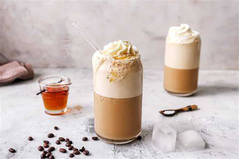 Vielfalt verschiedener Kaffeegetränke mit Schokosirup, Latte Art, Eiskaffee, Frappe
