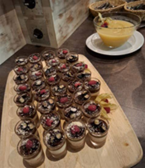 Vielfalt von Dessertgläsern und Dekorationsideen