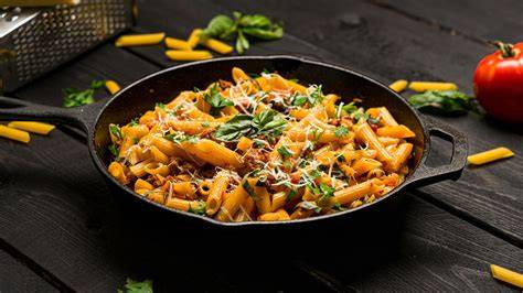 Vielfalt von Trüffelpesto-Gerichten: Pasta, Brot und Gnocchi