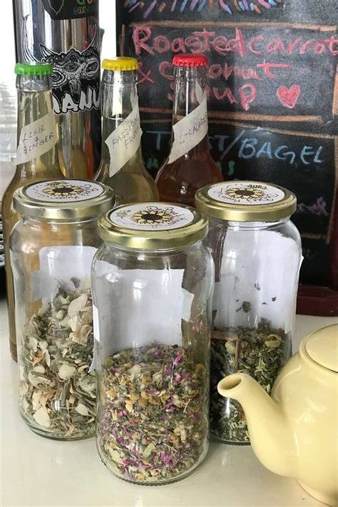 Vier Gläser mit verschiedenen veganen Brotaufstrichen