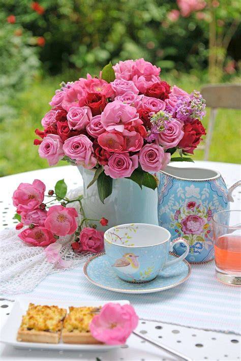 Viertelstündchen Sonntag: sonniger Garten mit Kuchen und Kaffee