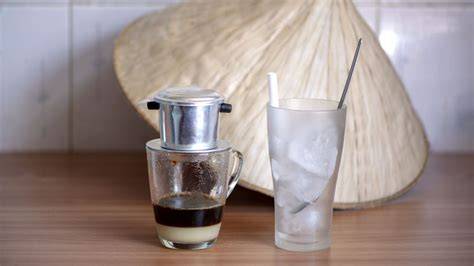 Vietnamesischer Phin-Filter über Glas mit Kondensmilch