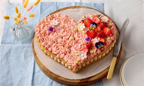 Vintage Herztorten mit Buttercreme-Deko
