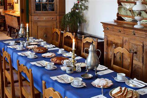 Vintage-Café-Szene mit Kaffeetafel und Tortenauslage