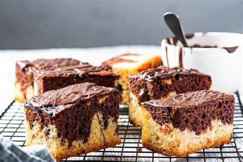 Vintage-Kaffeetisch, Blechkuchen, Kindheitserinnerung