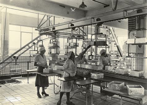Vintage-Werbung und Werksfoto einer Keksfabrik