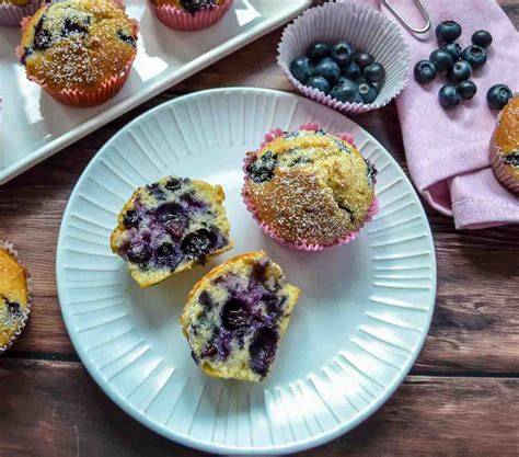Violetter Blaubeer-Zuckerguss auf Muffins