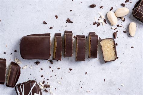 Visualisierung: Bienenwaben-Dekoration aus Schokolade und Marzipan