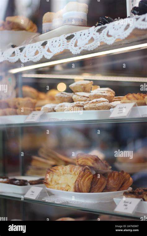 Vitrine einer Pariser Boulangerie mit verschiedenen Croissant-Varianten
