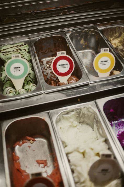 Vitrine mit 18 wechselnden Eissorten