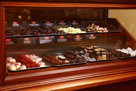 Vitrine mit Pralinen und Schokospezialitäten