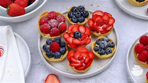 Vitrine mit Törtchen und frischen Obsttoppings