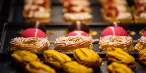 Vitrine mit Tartes, Eclairs und Macarons