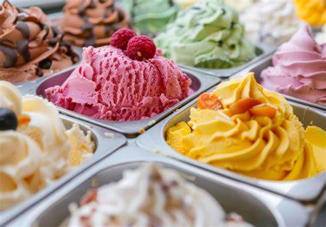 Vitrine mit bunten Gelato-Sorten