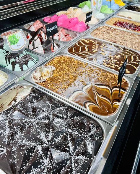 Vitrine mit hausgemachten Eissorten