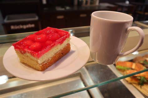 Vitrine mit klassischen Kuchen: Käsekuchen, Butterkuchen und Schokoladentorten