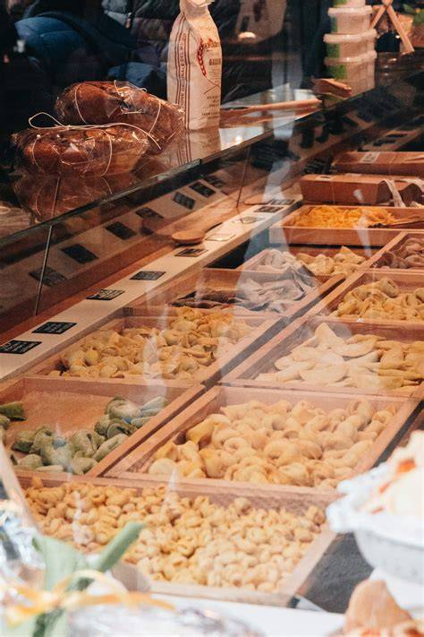 Vitrine mit verschiedenen Käsekuchen-Sorten