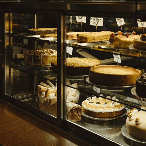 Vitrine mit verschiedenen Sorten Vincent-Käsekuchen