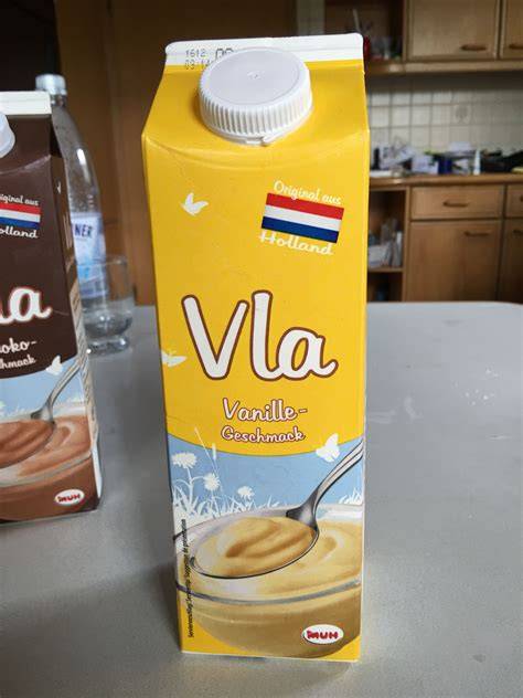 Vla im Tetrapack: hoher Getränkekarton mit Vanille- und Schokovla