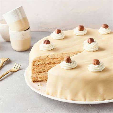 Vollendete Lübecker Marzipantorte mit Sahnetuffs und Mandelsplittern