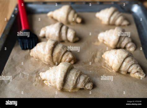 Vollkorn-Croissants auf Backblech