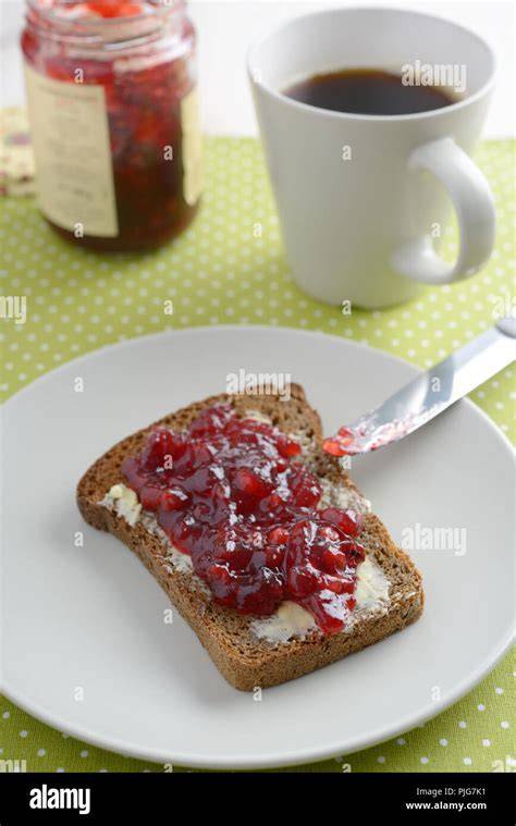 Vollkorntoast mit Butter und Marmelade auf Teller