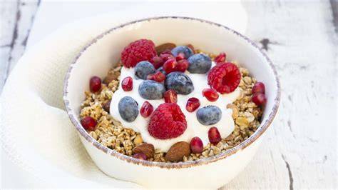 Vollkornwaffeln mit Früchten und Joghurt