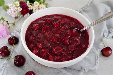 Vollreifen Kirschen, Rotwein und Gewürze für Kirsch-Punsch-Marmelade