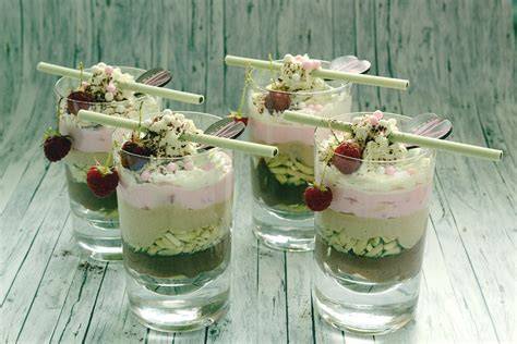 Vorbereitete Desserts im Glas im Kühlschrank
