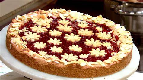 Vorbereitete Torte mit Konfitüre - Basis für Schokoglasur