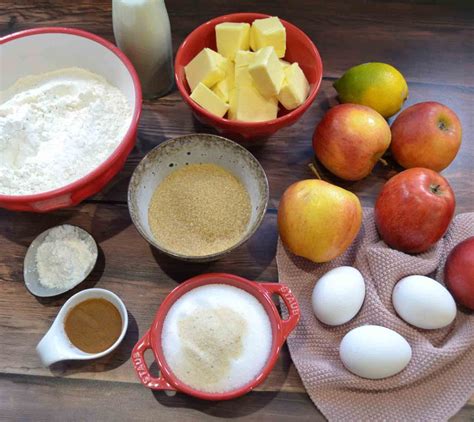Vorbereitete Zutaten für Apfel-Mandel-Torte: Äpfel, Mandeln, Eier, Sahne, Zucker