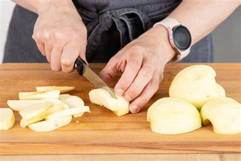 Vorbereitung: Äpfel schälen, Marzipan reiben, Zutaten abwiegen