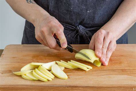 Vorbereitung: Äpfel schneiden und Heidelbeeren abtropfen