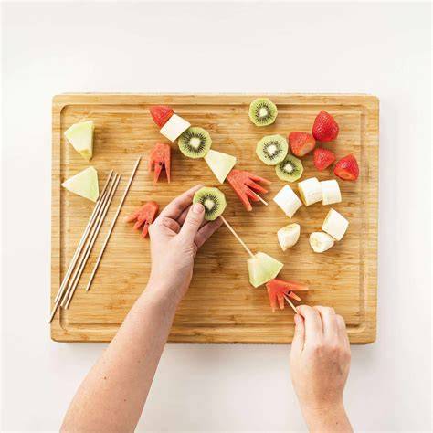 Vorbereitung: Obst schneiden und aufspießen