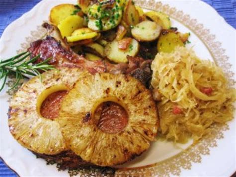 Vorbereitung Zutaten Sauerkraut, Ananas, Honig und Fleisch