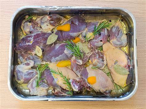 Vorbereitung der Ente: parieren, würzen, füllen