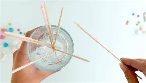 Vorbereitung der Holzstäbchen für Zuckerkristalle