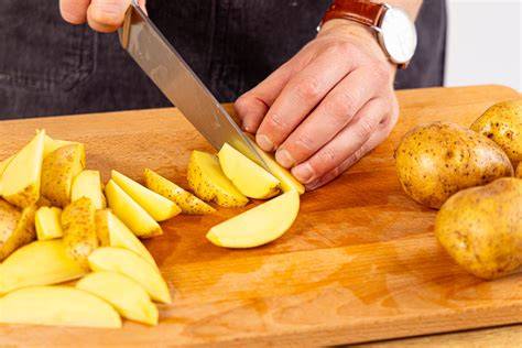Vorbereitung und Schneiden von Kartoffeln