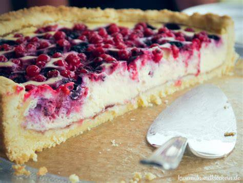 Vorbereitung von Beeren und Früchten für Quarkkuchen