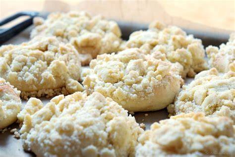 Vorgeformte Streuselbrötchen mit Schneise, bereit zum Backen