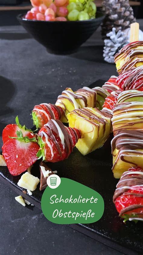 Vorher-Nachher: nackte Käsekuchen-Stücke und schokolierte, dekorierte Sticks