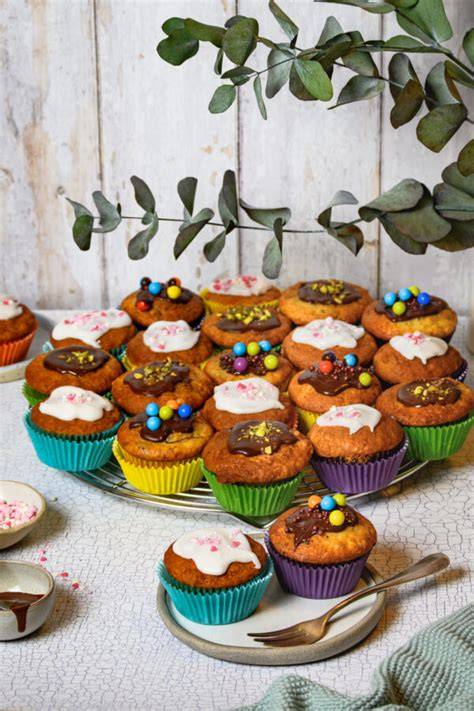 Vorher-Nachher: nackte Muffins vs. glasierte Muffins mit Deko