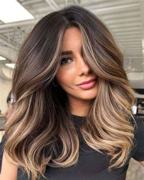 Vorher-Nachher-Effekt: dunkle Haare mit Karamell-Balayage