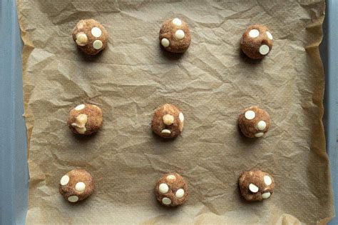 Vorher-nachher: Cookie-Teigkugeln vs. gebackene Cookies mit leicht gebräuntem Rand