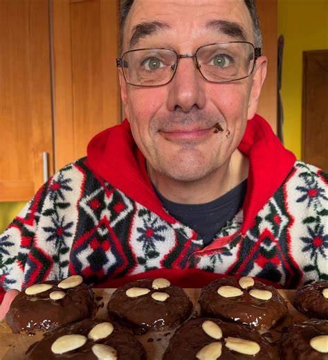 Vorher-nachher-Fotos: Wollpulli mit Schokofleck und nach erfolgreicher Reinigung