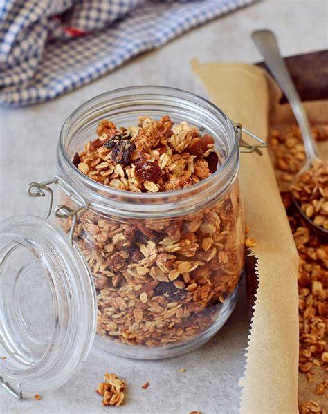 Vorratshaltung: luftdicht verschlossenes Granola im Einmachglas