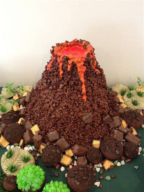 Vulkankuchen mit Dinosaurier-Deko