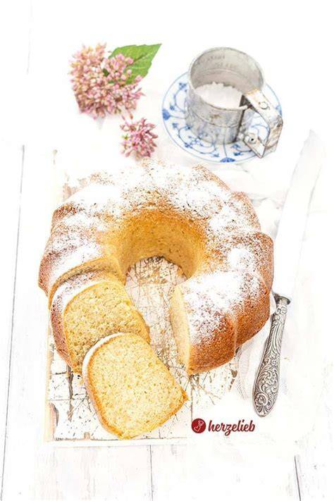 Wölkchenkuchen angeschnitten auf einem Holzbrett