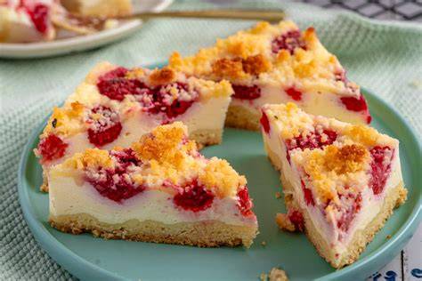 Wölkchenkuchen mit Himbeeren und Streuseln - typisch für DDR-Backtradition