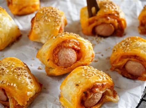 Würstchen im Schlafrock auf einem Partybuffet